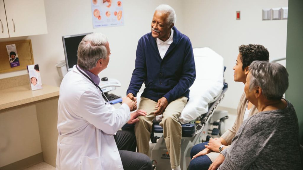 پزشک متخصص در صحبت با بیمار مبتلا به آلزایمر پزشک متخصص در صحبت با بیمار مبتلا به آلزایمر