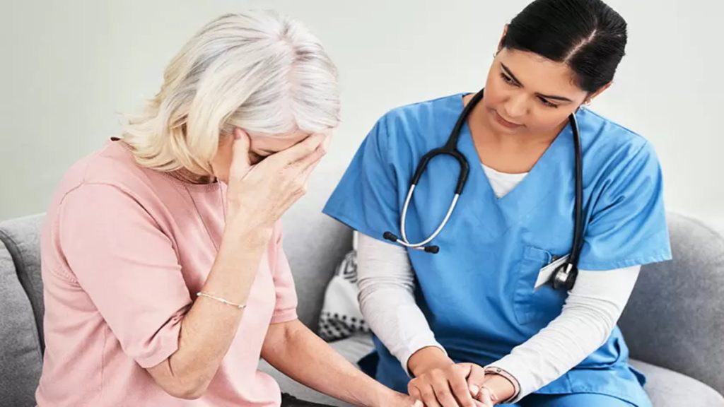 پزشگ در حال صحبت با خانم بیمار مبتلا به آلزایمر پزشگ در حال صحبت با خانم بیمار مبتلا به آلزایمر