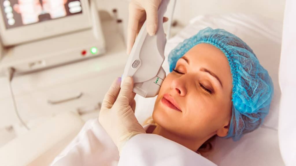 خانمی در حال انجام هایفوتراپی صورت خانمی در حال انجام هایفوتراپی صورت