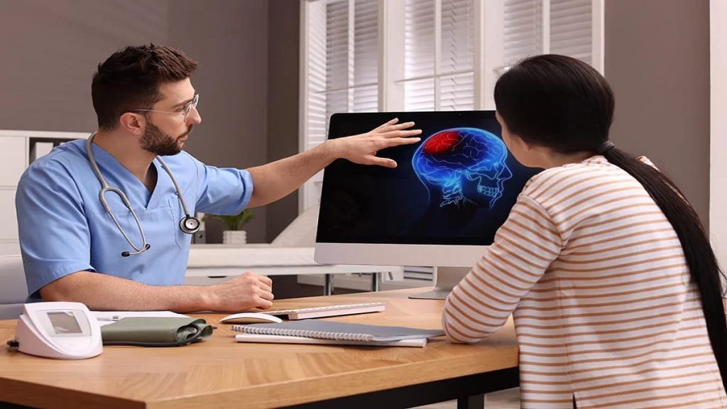 پزشکی در حال توضیح بیماری صرع برای بیمار