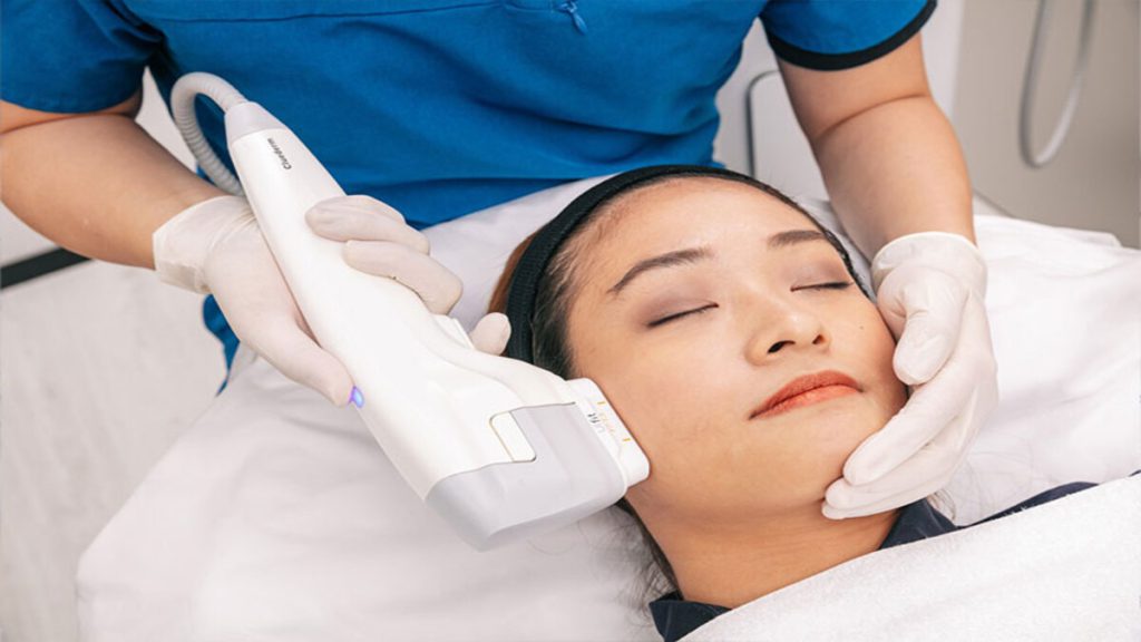 خانمی که دچار افسردگی شده و در حال انجام هایفوتراپی است خانمی که دچار افسردگی شده و در حال انجام هایفوتراپی است