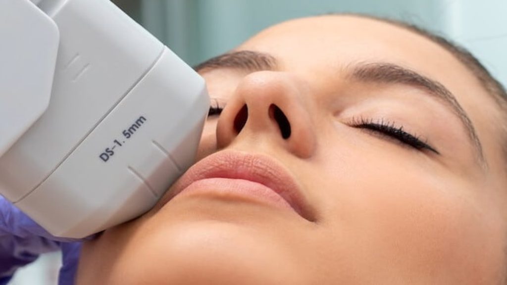 خانمی در حال انجام هایفوتراپی صورت خانمی در حال انجام هایفوتراپی صورت