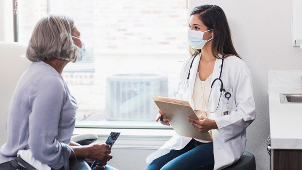 خانم تراپیست در حال صحبت با بیمار خانم تراپیست در حال صحبت با بیمار