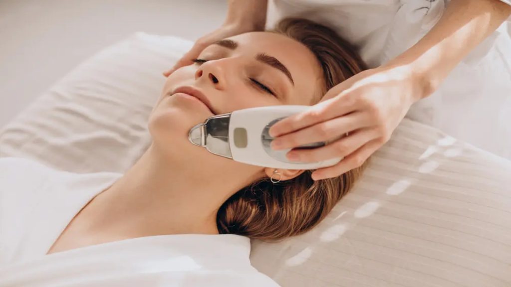 خانمی در حال انجام هایفوتراپی صورت خانمی در حال انجام هایفوتراپی صورت