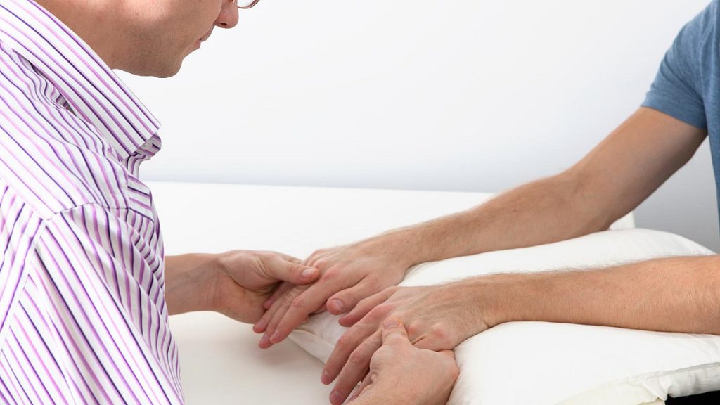 درمان لرزش دست توسط پزشک متخصص درمان لرزش دست توسط پزشک متخصص