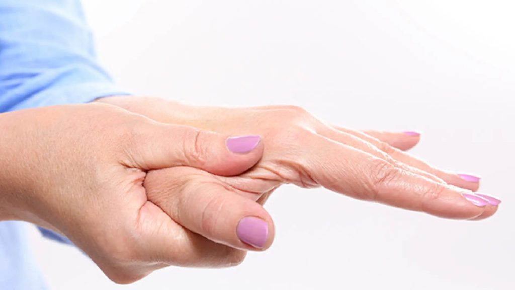 بیماری که دچار لرزش دست شده است بیماری که دچار لرزش دست شده است