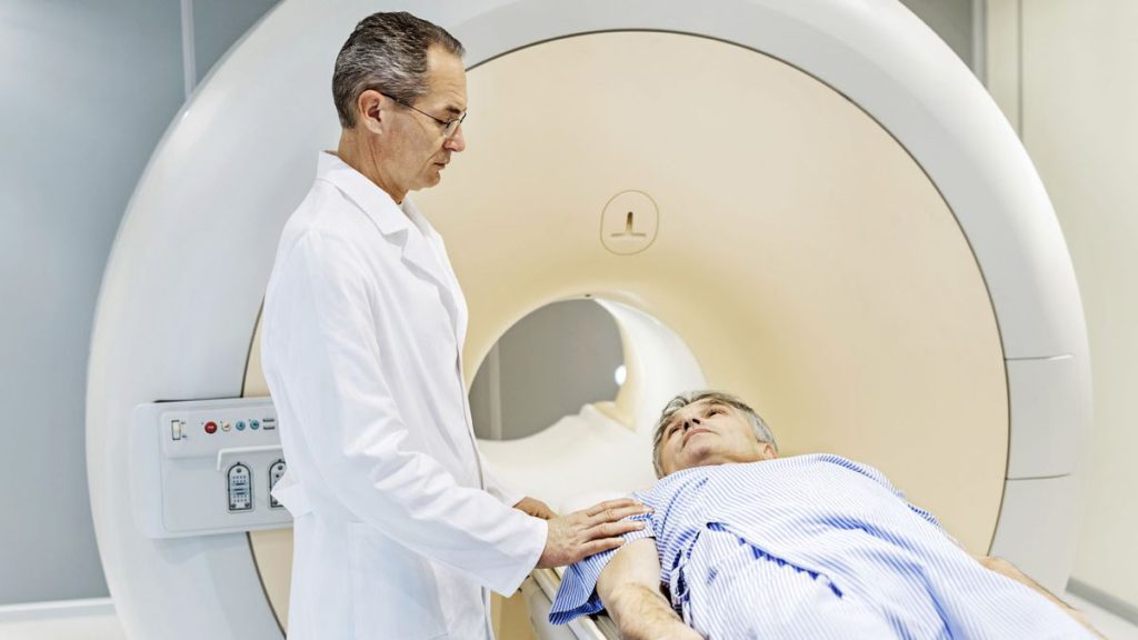 پزشک در حال راهنمایی بیمار برای ام آر آی است