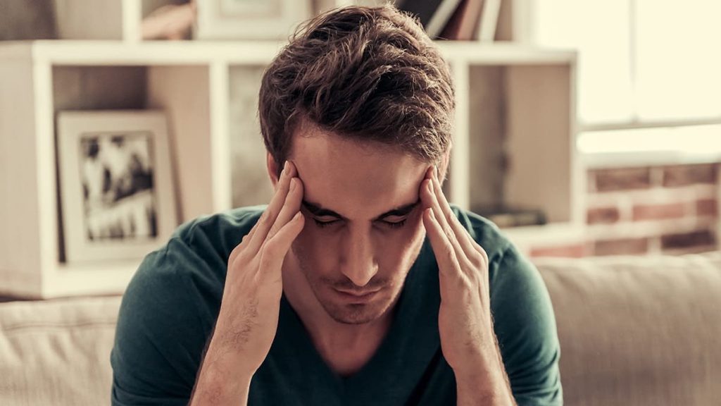 فردی که دچار سردرد شده است فردی که دچار سردرد شده است