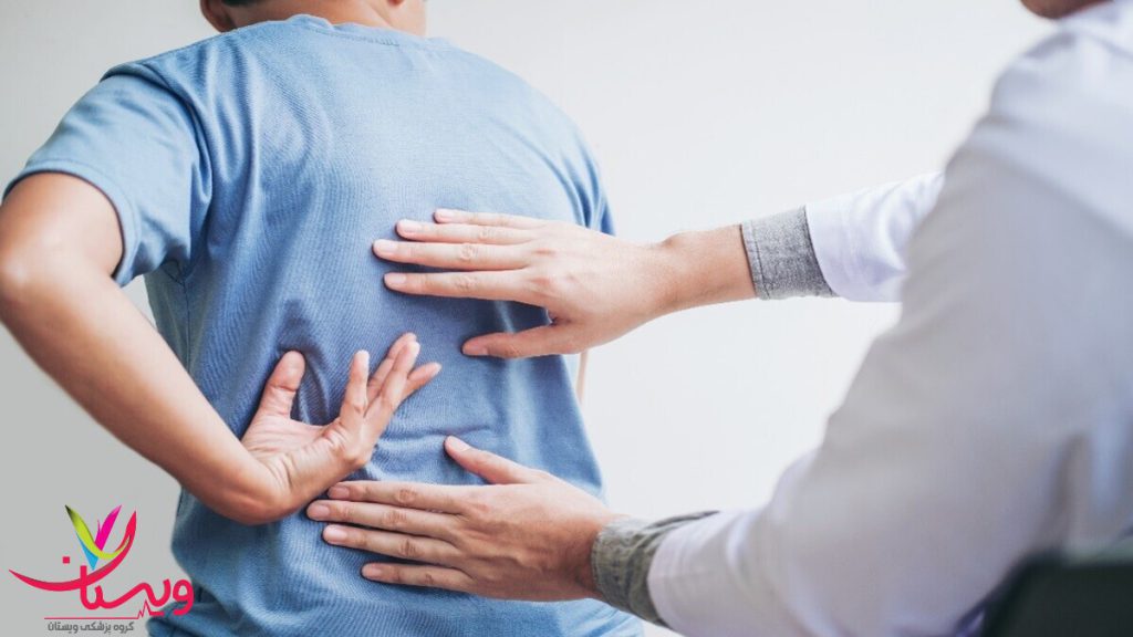 بهترین دکتر دیسک کمر در حال معاینه بیمار بهترین دکتر دیسک کمر در حال معاینه بیمار
