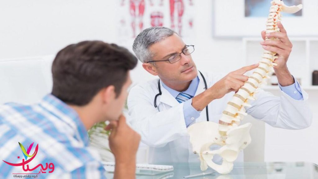 پزشک علائم دیسک کمر خطرناک را برای بیمار توضیح میدهد پزشک علائم دیسک کمر خطرناک را برای بیمار توضیح میدهد
