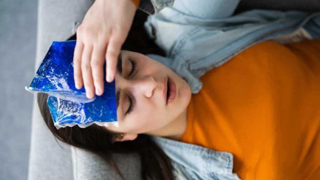 خانمی که با روش های خانگی سردرد خود را تسکین می دهد خانمی که با روش های خانگی سردرد خود را تسکین می دهد