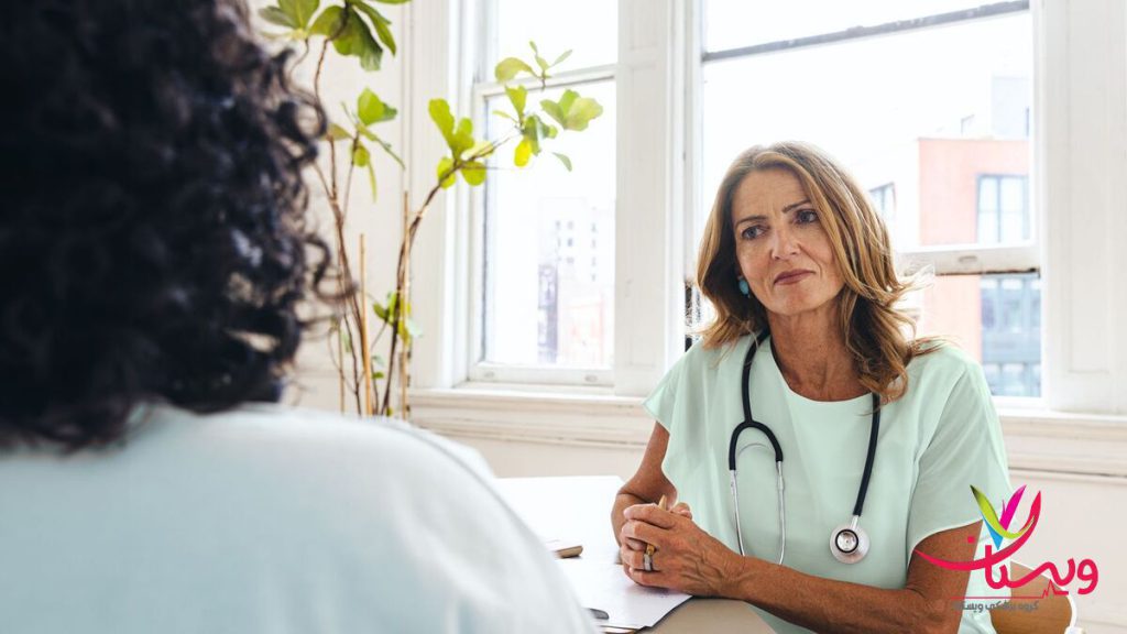 کلینیک تخصصی آرتروز در تهران پروفسور آرتروز در حال صحبت با بیمار در کلینیک