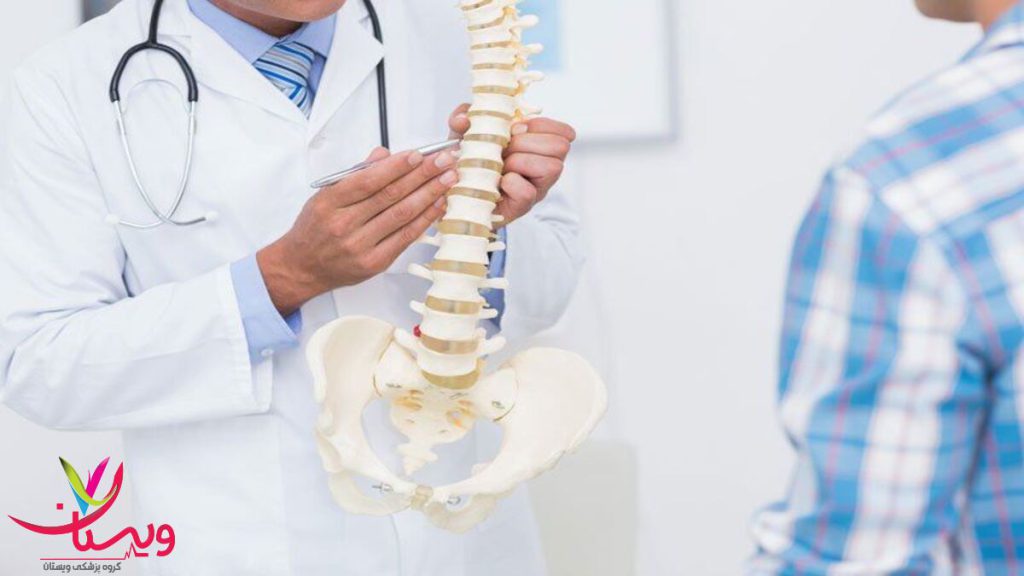 پزشک در حال صحبت با بیمار درمورد دیسک کمر پزشک در حال صحبت با بیمار درمورد دیسک کمر