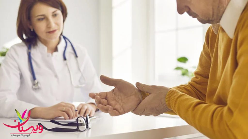 پروفسور آرتروز در حال معاینه بیمار