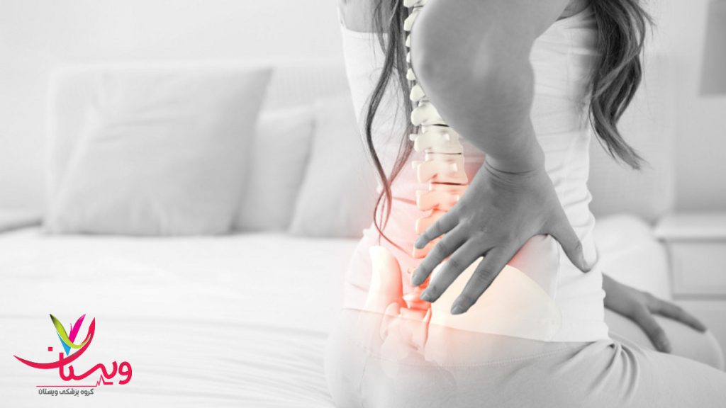 خانمی پایین کمر خود را گرفته و از درد دنبالچه رنج می برد