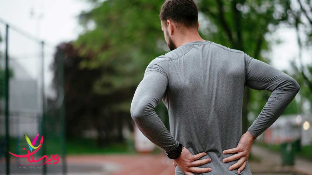 مردی به دلیل درد شدید کمر خود را گرفته است