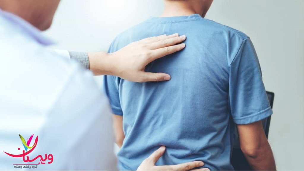 معاینه کمر بیمار توسط پزشک متخصص دیسک کمر متخصص دیسک کمر در حال معاینه بیمار