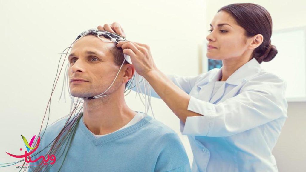 نصب الکترودهای EEG بر روی سر بیمار نصب الکترودها بر روی سر بیمار برای آزمایش EEG