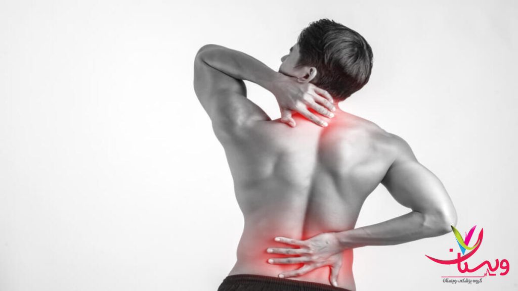 درد گردن و کمر ناشی از آرتروز مردی که به دلیل آرتروز کمر و ستون فقرات، گردن و کمر خود را ماساژ میدهد