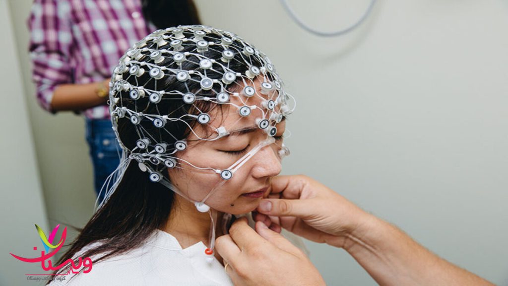 آزمایش EEG برای ثبت فعالیت مغزی بیمار بعد از پرداخت هزینه نوار مغز با بیمه تامین اجتماعی در حال آزمایش EEG با الکترودهای روی سر