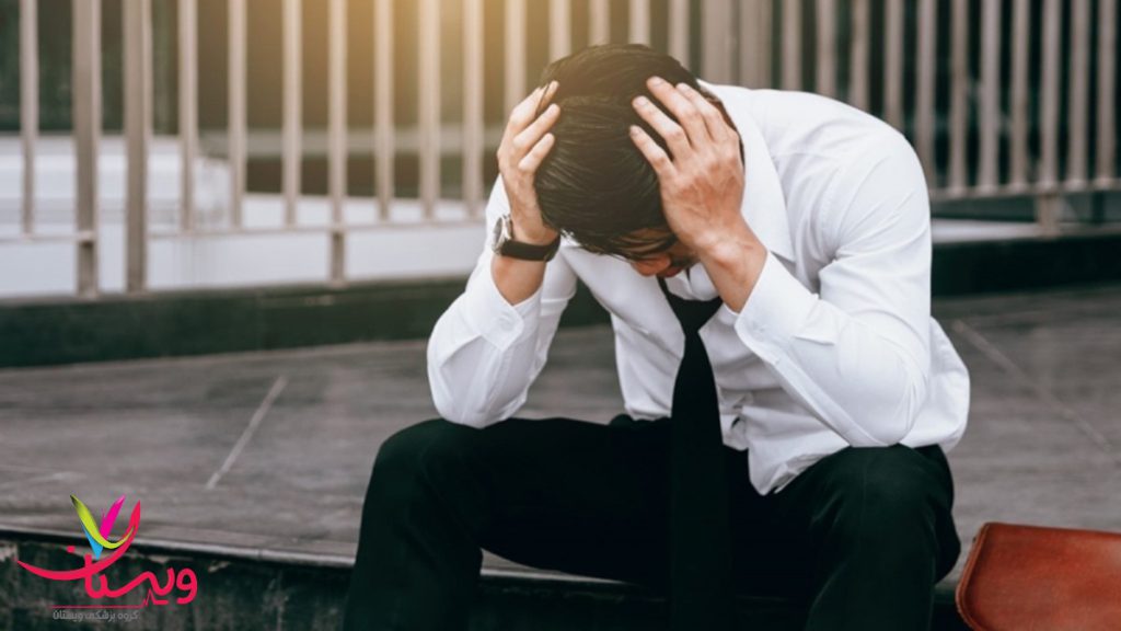 آقایی به دلیل حمله پانیک دچار اضطراب و آشفتگی شده است