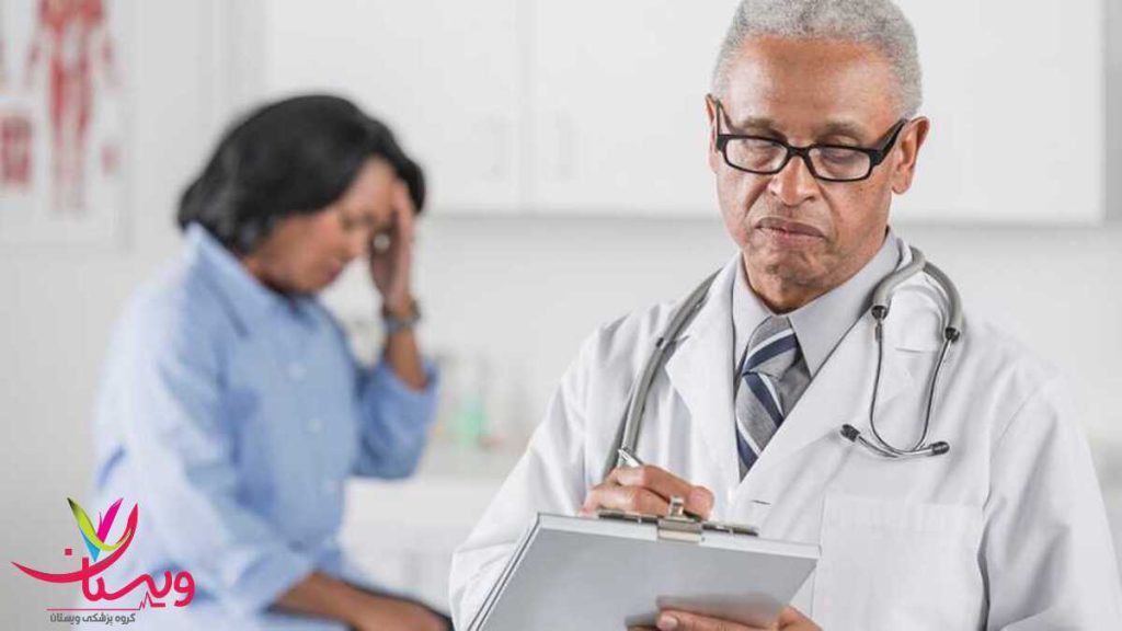 پزشک در حال بررسی اطلاعات بیمار پزشک مسن در حال بررسی گزارشهای پزشکی بیمار