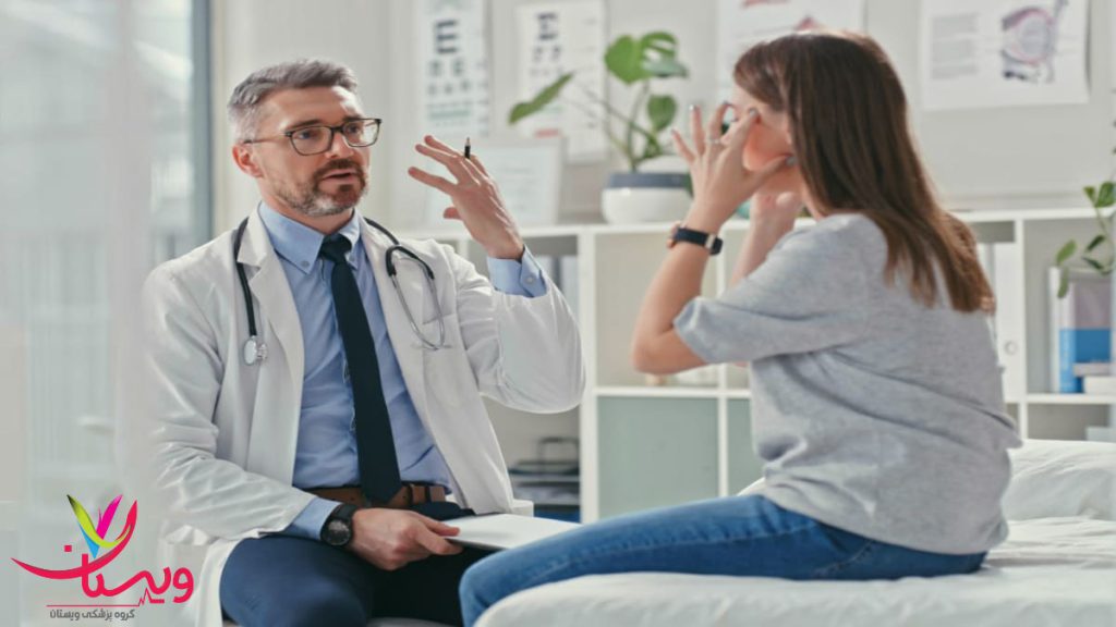 بیمار در حال توضیح علائم سردرد به پزشک