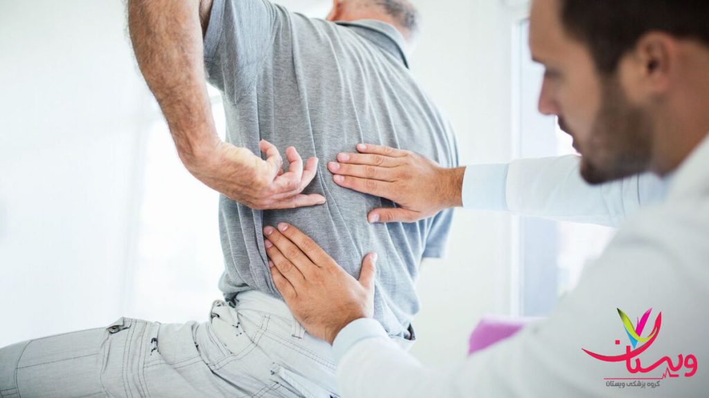 معاینه کمر توسط پزشک برای تشخیص آرتروز پزشکی در حال معاینه کمر بیمار