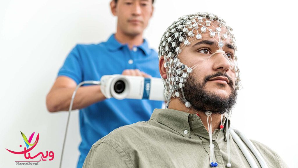 بیمار با دستگاه EEG در حال انجام تست