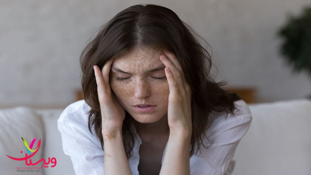 یک خانم دچار سردرد میگرنی شده است