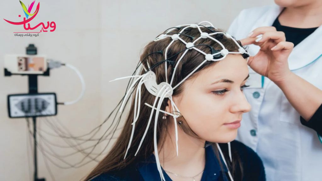 انجام آزمایش EEG در کلینیک بیمار در حال انجام آزمایش EEG