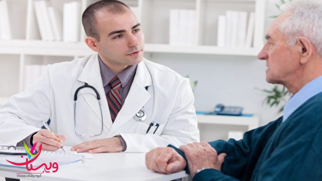 مشاوره پزشک برای بیمار آلزایمری یکی از بهترین متخصصین آلزایمر در حال صحبت با بیمار