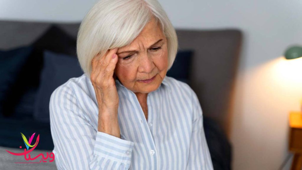 نشانههای آلزایمر در زن مسن زن مسنی که به آلزایمر مبتلا است و دستش را روی سرش گذاشته است