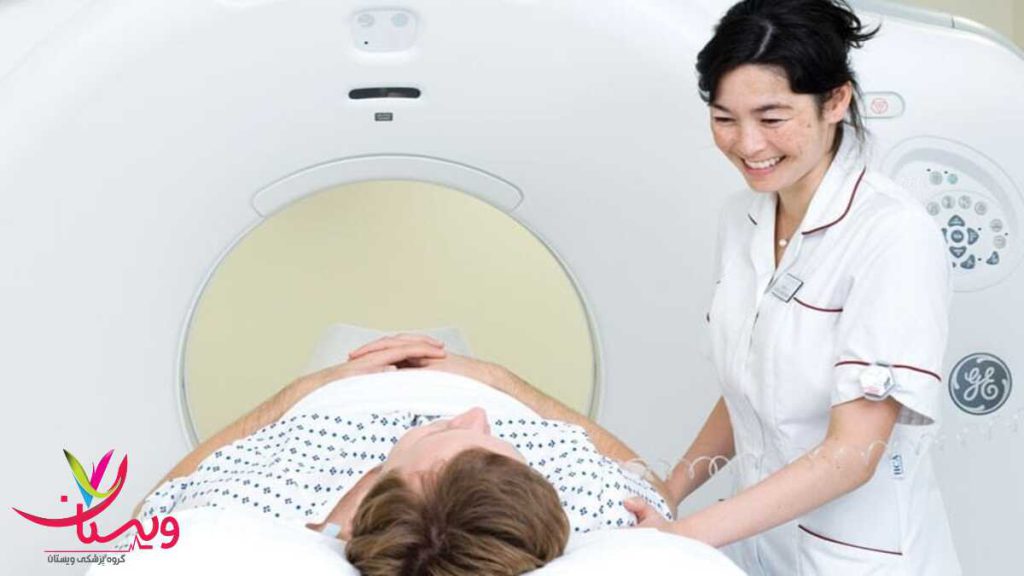 اطلاعات پیش از اسکن قلب بیمار در حال مشاوره با تکنسین برای انجام اسکن هستهای قلب