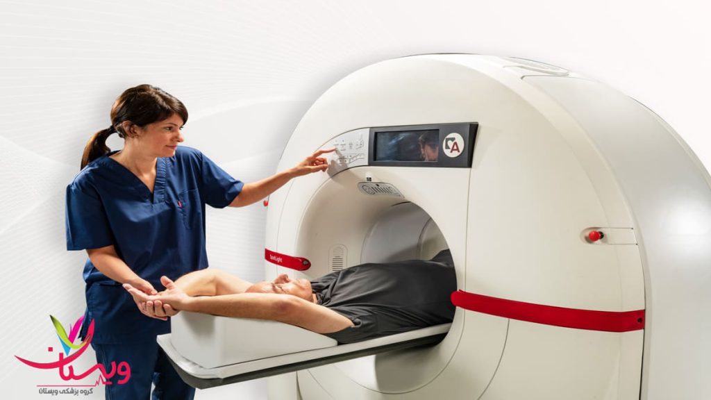 متخصص در حال تنظیم دستگاه اسکن هستهای قلب