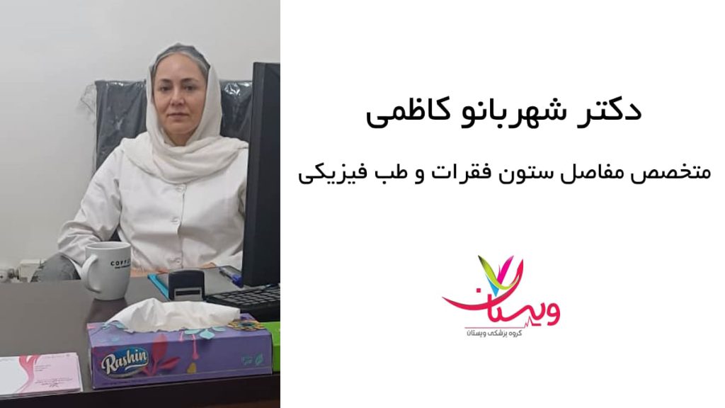 دکتر شهربانو کاظمی پشت میز خود در مطب نشسته است