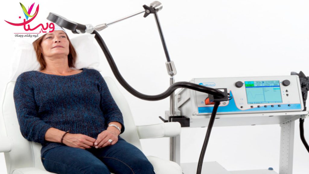 استفاده از فناوری آر تی ام اس برای کنترل استرس یک خانم در حال دریافت درمان آر تی ام اس برای کاهش استرس