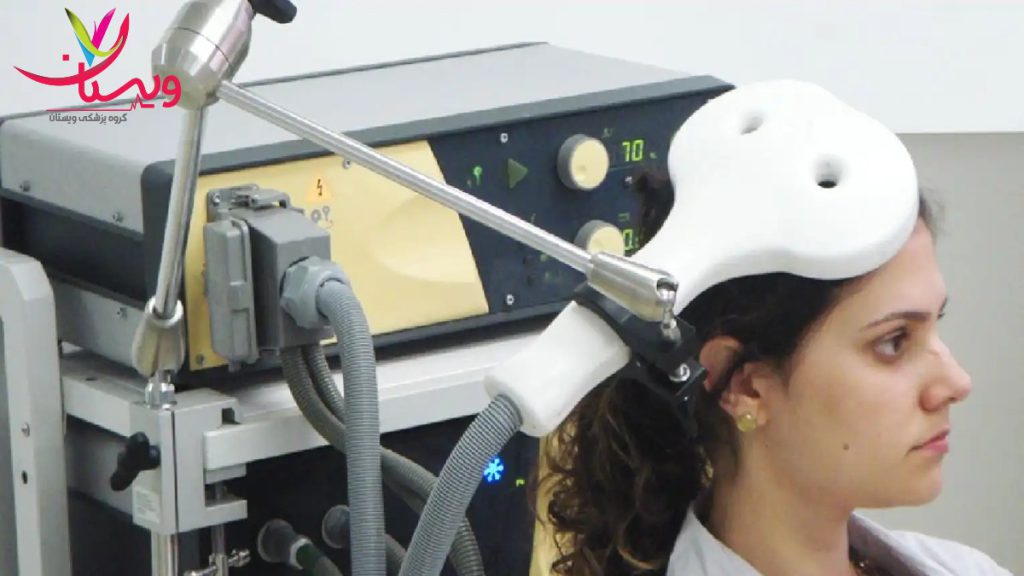 اجرای درمان آر تی ام اس با استفاده از تجهیزات پیشرفته یک خانم با کلاه مخصوص در حال دریافت درمان آر تی ام اس