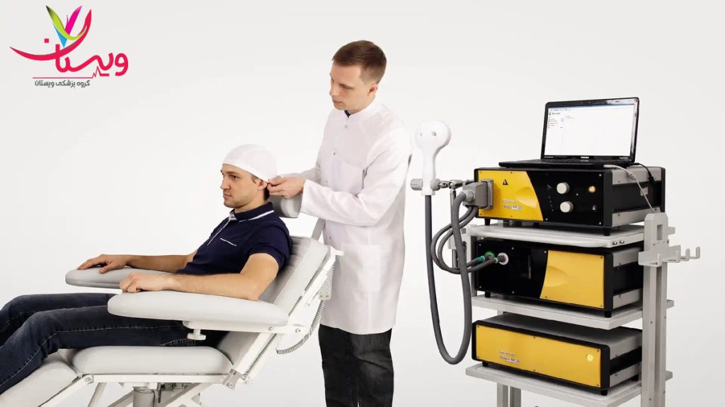 آمادهسازی بیمار برای شروع جلسه آر تی ام اس پزشک در حال آمادهسازی بیمار برای درمان آر تی ام اس