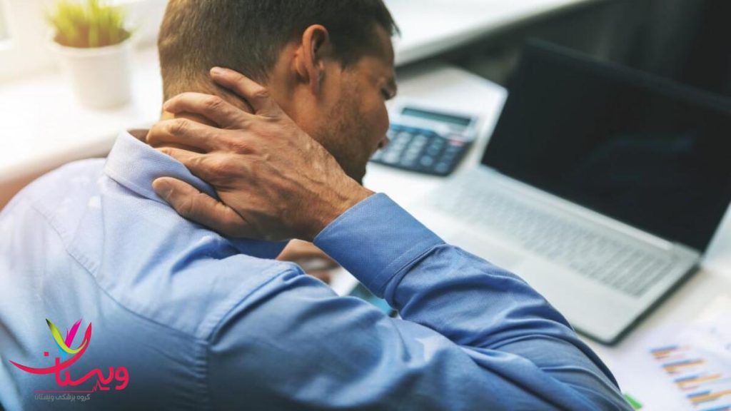 اثرات نشستن طولانی پشت میز بر دردهای گردنی قردی دچار علائم گردن درد خطرناک شده است