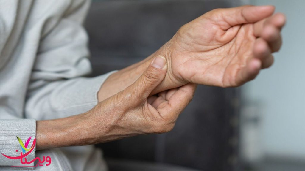 سفت شدن مفاصل؛ علامتی مهم در روند تشخیص پارکینسون نمای نزدیک از دستان یک فرد سالمند که حالت سفتی دارند