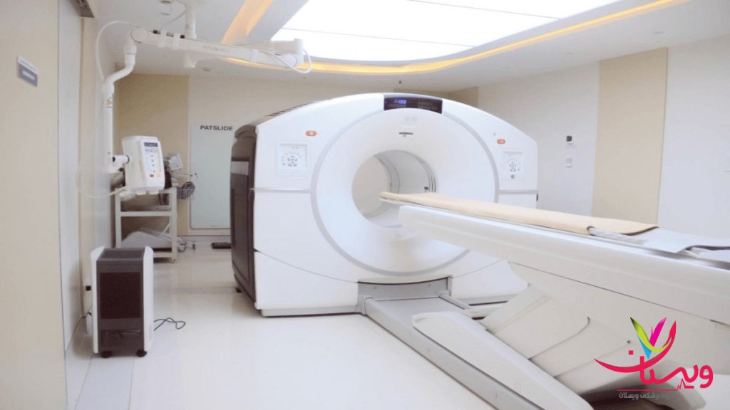 ابزار دقیق تشخیص با فناوری ترکیبی پزشکی هستهای تصویری از دستگاه PET-CT پیشرفته در مرکز تخصصی تهران