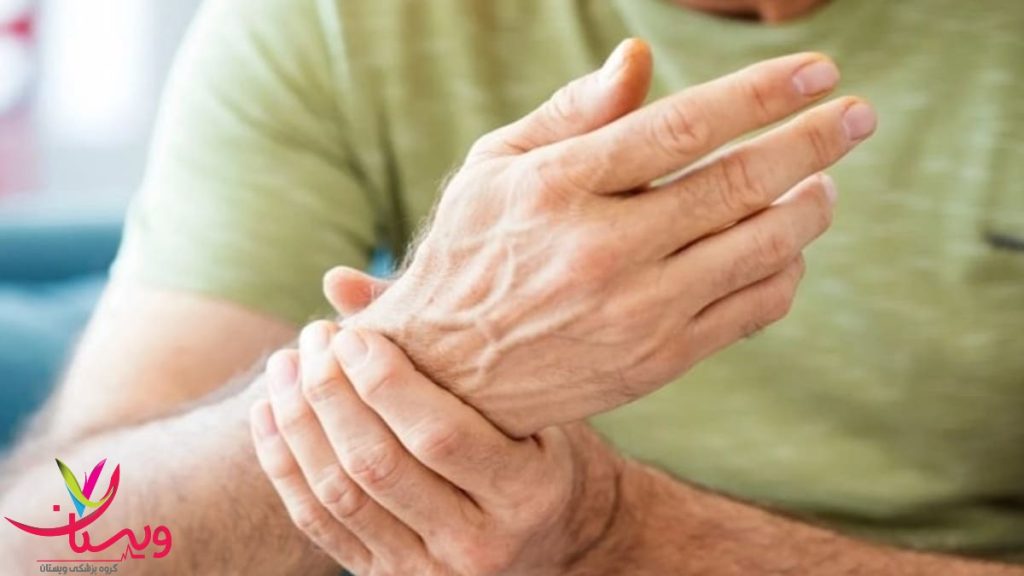نشانههای حرکتی اولیه در مبتلایان به پارکینسون فردی که با هر دو دست، یکی از دستان خود را گرفته و آن را فشار میدهد