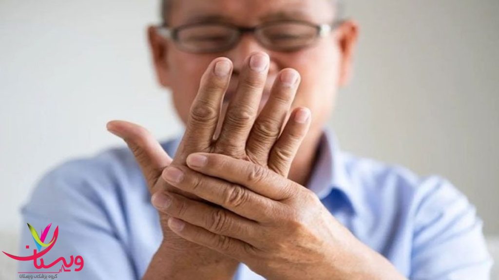 وقتی بدن هشدار میدهد؛ دقت به حرکات غیرطبیعی مردی که بهدلیل لرزش یا تغییر در عملکرد دست، نگران ابتلا به پارکینسون است و به تشخیص بیماری پارکینسون فکر میکند