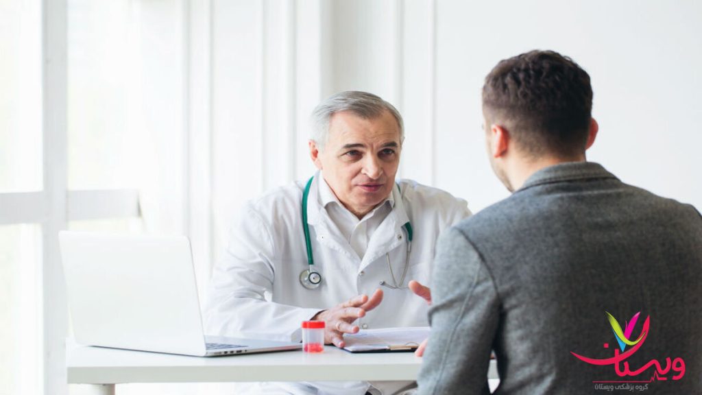 مراجعه به دکتر جهت پیگیری درمان زگیل تناسلی گفتوگوی بیمار با پزشک برای درمان عفونت HPV