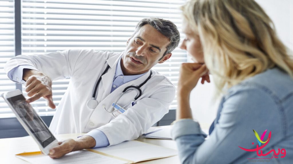 معاینه و مشاوره درمان زگیل تناسلی در زنان مشاوره پزشکی بین دکتر و بیمار زن درباره HPV