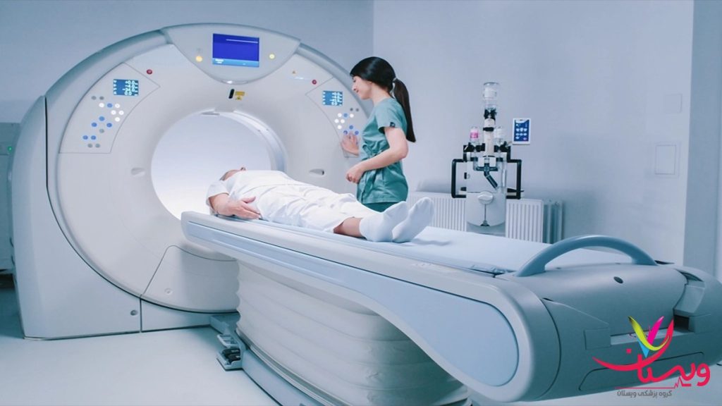 آمادهسازی بیمار برای سی تی اسکن کلیه در کلینیک تخصصی بیمار آماده انجام سی تی اسکن کلیه در یک مرکز تصویربرداری پیشرفته