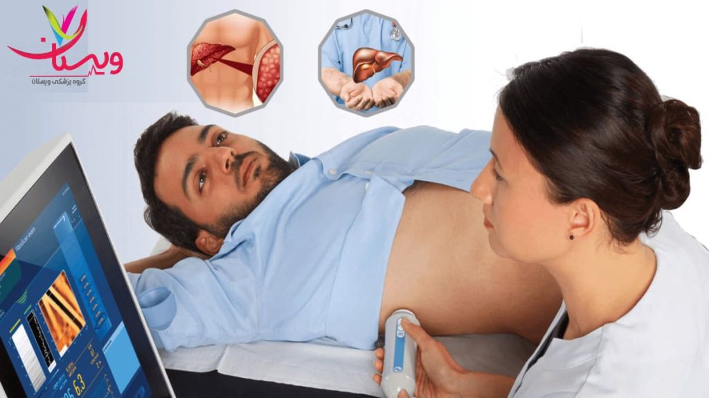 پزشک در حال انجام فیبرواسکن کبد با استفاده از دستگاه تخصصی روی شکم بیمار