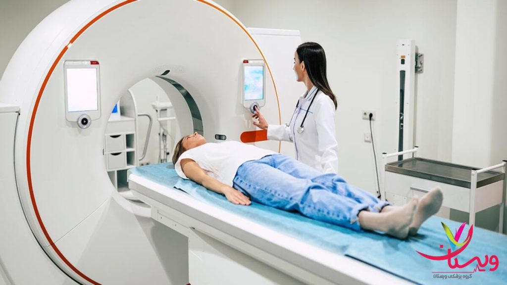 سی تی اسکن کلیه با همراهی تکنسین در مرکز تخصصی بیمار در حال انجام سی تی اسکن کلیه تحت نظارت پرسنل متخصص