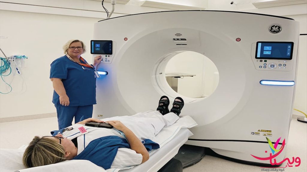 همراهی بیمار توسط پرسنل حرفهای در طول تصویربرداری از ریه راهنمایی بیمار برای سی تی اسکن ریه در مرکز تصویربرداری